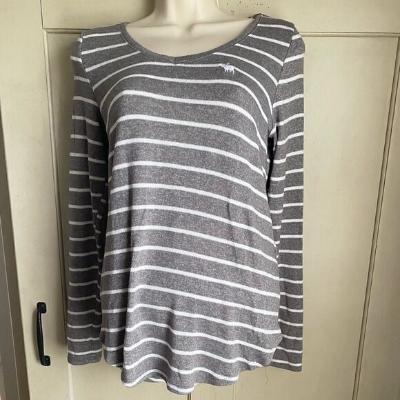 Abercrombie & Fitch Grey Tops Lot of 2 - Picture 9 of 10